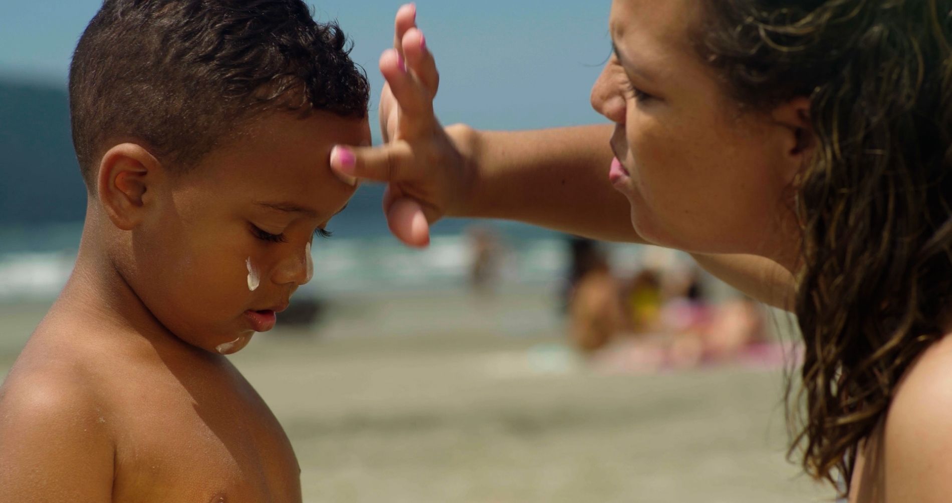 Filtri solari chimici: esperti internazionali confermano i rischi per i bambini